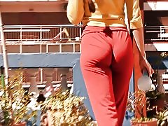 Busty брюнетка маце показва. цици, cameltoe усилвател; задника!