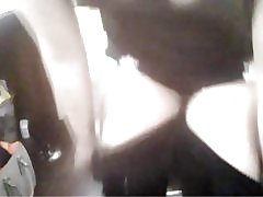 Британската момиче получава палав на работното място