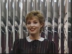 Брюнетка с Яки дупето и космат здраво котенце ивици гол