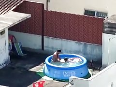 Момичета, гледам двойка дяволите в басейн облечена