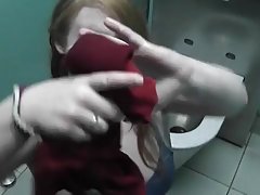 Червенокосата пиене пикая