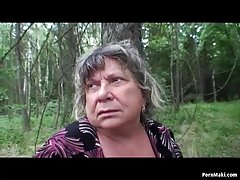 Busty баба забавлявате в гората