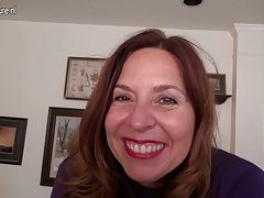 Палав американски мама, играе с името си