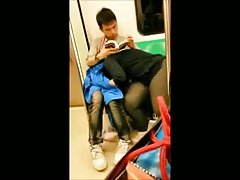 Смучене в пълен метро