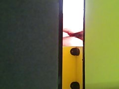 Млад студент душ