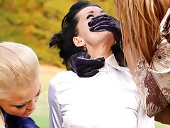 Самотно момиче ходене в гората е забранено!