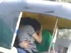 Деси, целувки в авто рикша