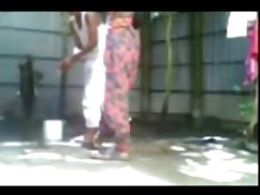 Село двойка шибан извън