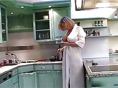Busty широко в отворен дреха.