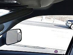 Автомобил флаш шофиране руса дама получава удар от нея