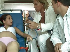 Две бременни Брюнетки се прецака в този хардкор тройка