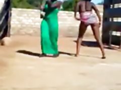 Африканските момичета танцуват