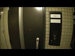 Akari играе с играчки