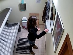 Скрита камера младо момиче е докосване путка в Солариум