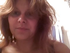 Жена играе с името си