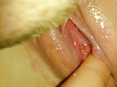 Мокри тийнейджър облиза и чист инжектира pov свършват в teen