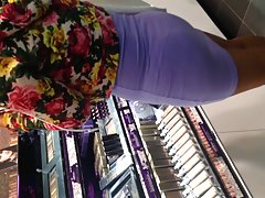 Секси азиатски в лилава рокля показва ремък