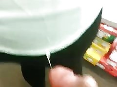 Свършват на момиче (тя докосне сперматозоиди с ръка)