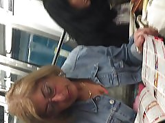 Блондинка зрели Вагини в метро с лицето