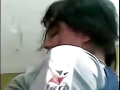 Млада двойка шибан в класната стая