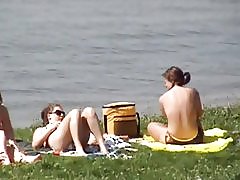 Топлес плаж воайор