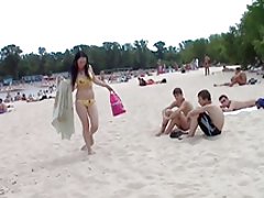 Голи наградата приятели се излагат във водата