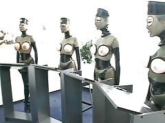 Обучението на момичетата в латекс