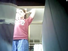 Скрита камера: момиче, за бръснене в банята