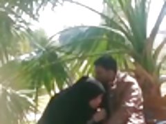Пакистански hijabi bj и ръка работа до свършват в градски парк