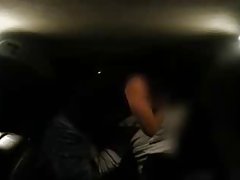 Рогоносец карам кола и съпругата му шибан на бика на гърба