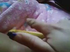 Арабски момиче мастурбира с голям банан