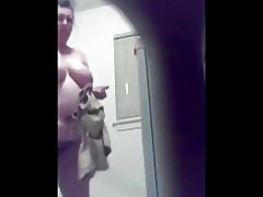 Скрита камера лови майка ми голям синигер, голи, тя вижда камерата!