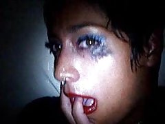 Устните са запечатани червено