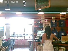 Upskirted очарователни брюнетка, хубав задник