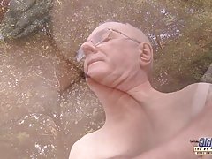 Лъки стар немощен е dogging си извратени горещо богат малки кучка