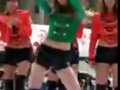 Секси азиатски момиче танци, много горещо и секси крака!