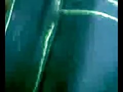 Деси индийско момиче в дънки, шибан на стол
