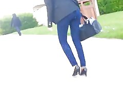 Красива арабска момиче в дънки на улицата - Франция - английски