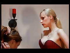 Секси руса dominatrix получава да шляпвам две курви