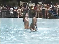 Открито nudeshow - nudie момичетата на басейна