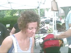 Атрактивни зрели аз upskirted на пазара