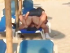 Рано сутринта в обществения плаж...