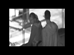 Млада двойка, уловени в обществения