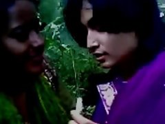 Любителски индийски момичета целувка