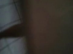 Teen уловени мастурбираш в басейн кабина