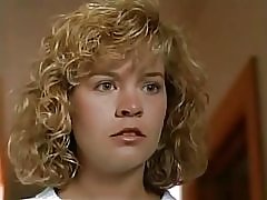 Млади Ели Корнел душ сцена