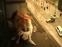 Балкон момиче мастурбира