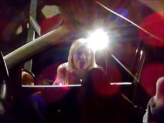 Автомобил флаш блондинка курва отнема ми пари и ми пее