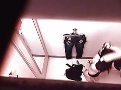 Момичета, шпионин в съблекалнята