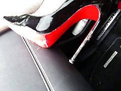 Ближат петите ми чисти! уличница в колата leatheramp; louboutin токчета